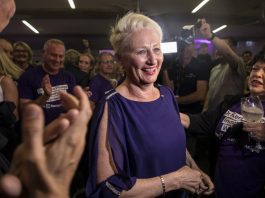 Liberals trounced in huge Wentworth swing, bringing a hung parliament