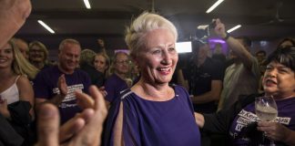 Liberals trounced in huge Wentworth swing, bringing a hung parliament