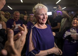 Liberals trounced in huge Wentworth swing, bringing a hung parliament
