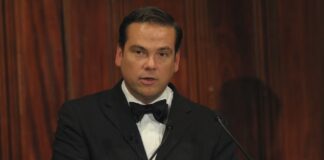 Paddy Manning paints a vivid portrait of a man born into a world of enormous wealth and privilege, destined to live out his life in the overwhelming shadow of his father.