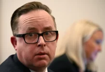 Qantas considers paying back JobKeeper