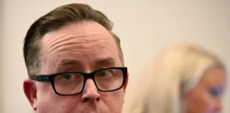 Qantas considers paying back JobKeeper