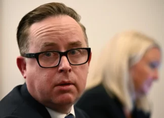 Qantas considers paying back JobKeeper